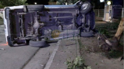 Un patrullero de la Duodécima chocó contra un árbol y volcó en avenida Ávalos
