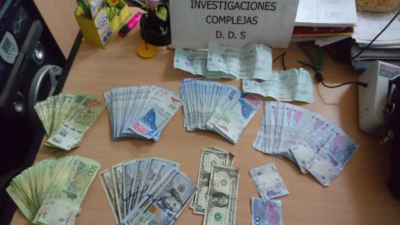 Anciano tomó taxi, olvidó su maletín con dinero y chofer le devolvió menos