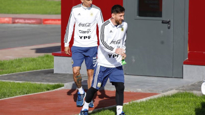 La Selección abrió las puertas del entrenamiento y Messi se bañó de afecto de los hinchas