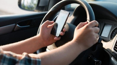 El 80% de los jóvenes se distrae cuando maneja
