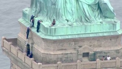 Acusada de tres delitos la mujer que trepó a la Estatua de la Libertad