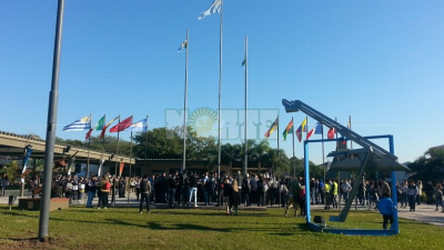 Con el izamiento de banderas arrancó la Bienal Internacional de Esculturas
