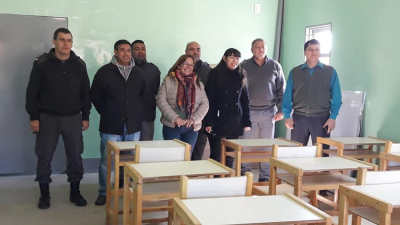El Gobierno entregó mobiliarios para escuelas en contexto de encierro