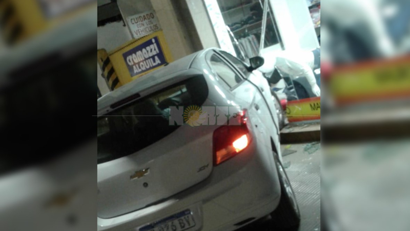 Perdió el control de su auto y terminó incrustado en una vidriera en pleno centro de Sáenz Peña