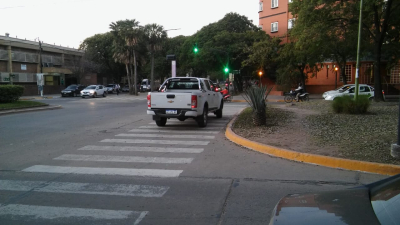Conductor estacionó sobre la senda peatonal y se quedó dormido
