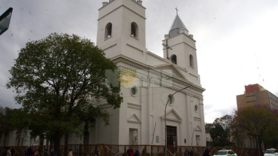 Vallado en la Catedral y espacios públicos intervenidos con símbolos de la campaña "Salvemos las dos vidas"