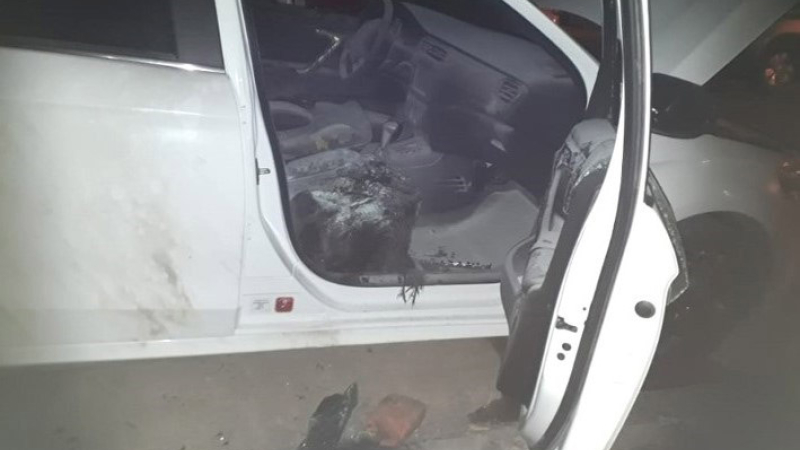 Quemaron auto de una funcionaria provincial que terminó internada con heridas de gravedad