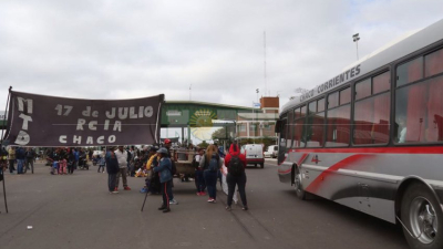 Movimientos sociales se manifiestan y bloquean cabinas de peajes en el puente interprovincial