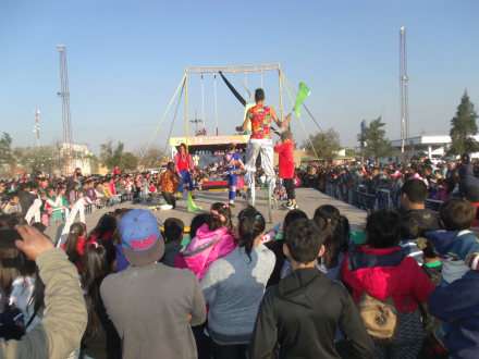 0795- malabaristas y payasos  que divirtieron a los preentes 1.JPG