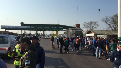 Movimientos sociales se movilizan en el peaje del puente Chaco-Corrientes