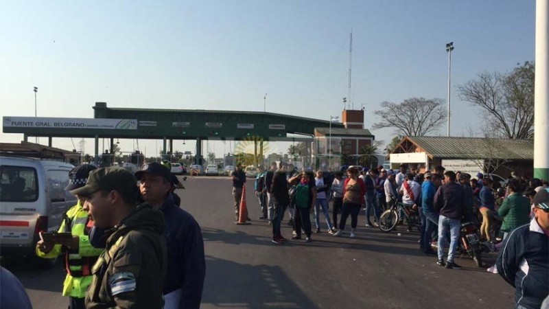 Movimientos sociales se movilizan en el peaje del puente Chaco-Corrientes