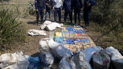 Vio movimientos extraños en un campo, avisó a la Policía y hallan más de 300 kilos de droga