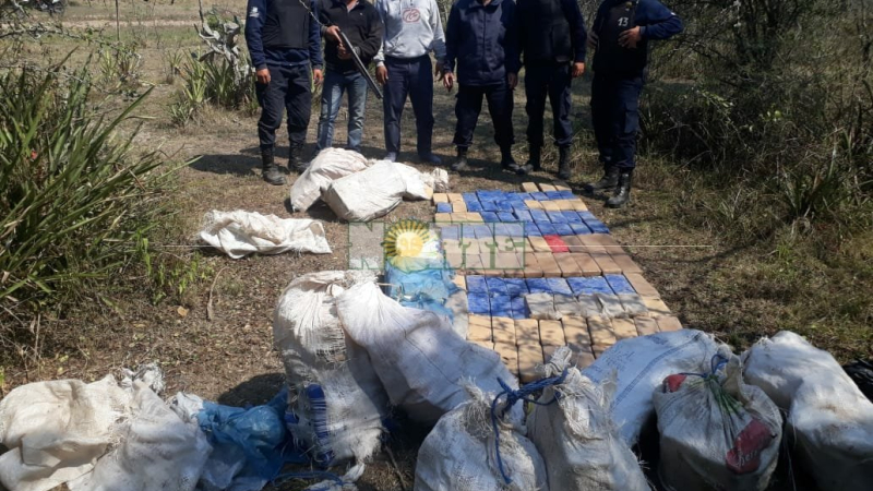 Vio movimientos extraños en un campo, avisó a la Policía y hallan más de 300 kilos de droga