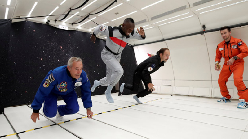 Usain Bolt corrió en un avión sin gravedad en acto publicitario