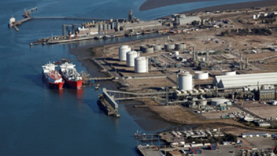El final de una era: se va el barco regasificador de Bahía Blanca