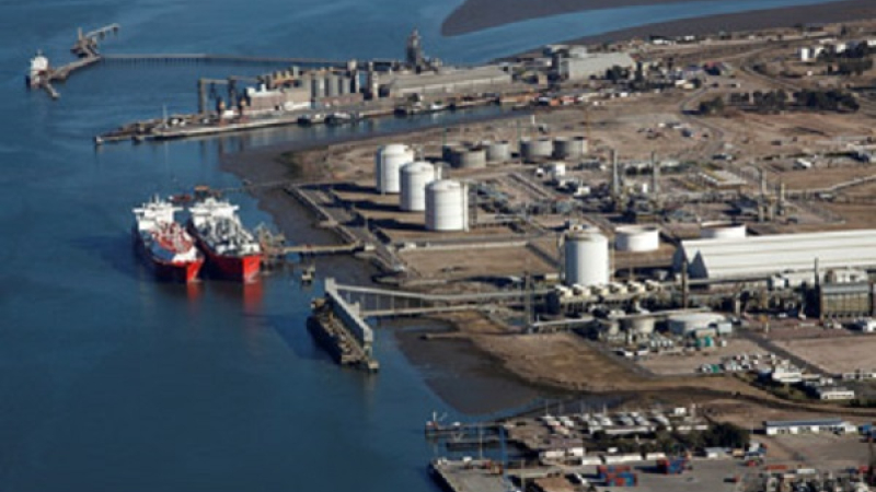 El final de una era: se va el barco regasificador de Bahía Blanca