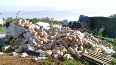 Una carga completa de azúcar desparramada en la ruta 89 tras un choque en cadena
