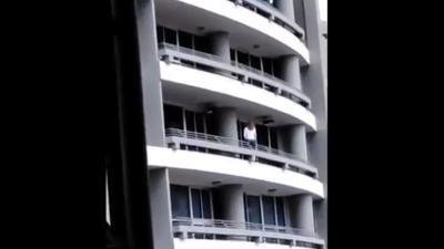 VIDEO: una turista quiso sacarse una selfie en un balcón y cayó desde un piso 27