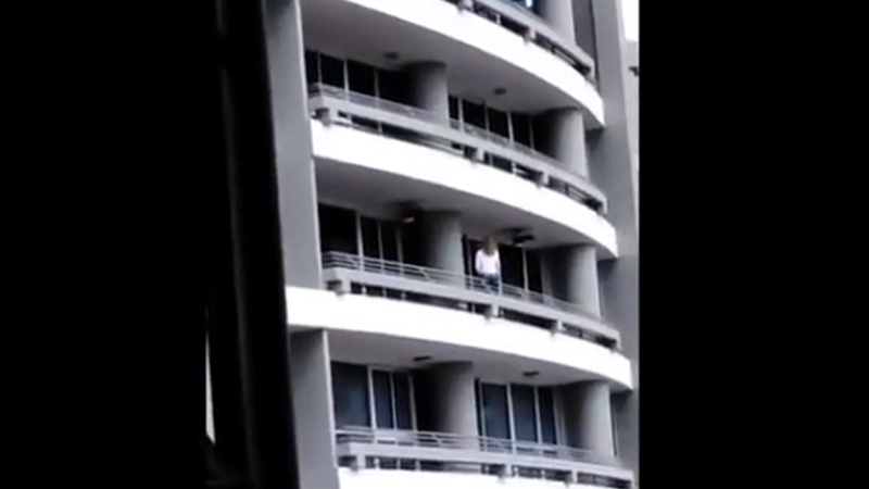 VIDEO: una turista quiso sacarse una selfie en un balcón y cayó desde un piso 27