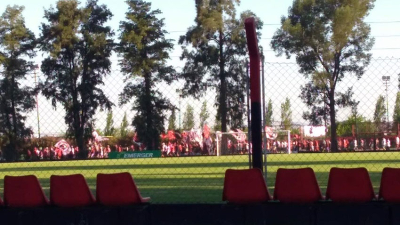 Barras de Newells “apretaron” al plantel para que le ganen a Central en la Copa Argentina