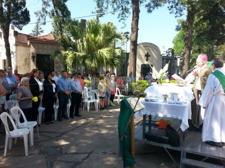 Misa cementerio 2.jpg