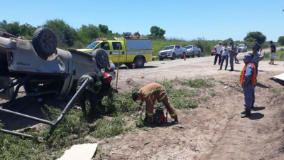 Productor muere aplastado al volcar su camioneta