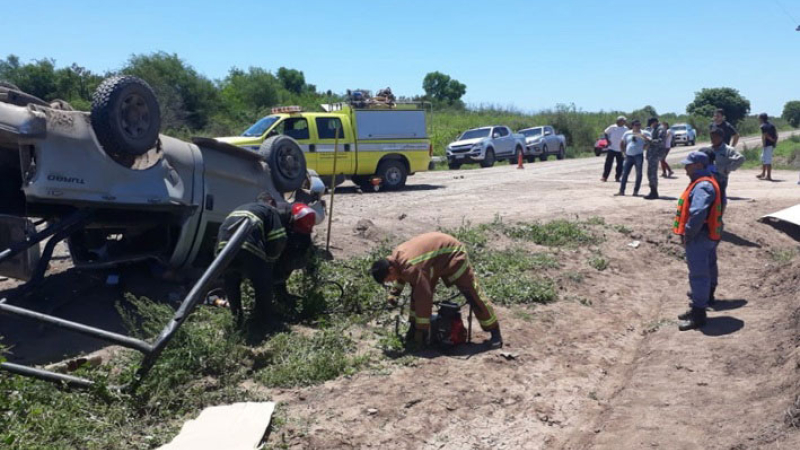 Productor muere aplastado al volcar su camioneta