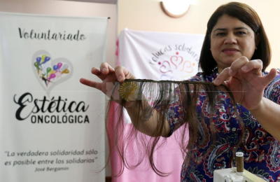 Aprendieron a hacer pelucas para pacientes en tratamiento oncológico