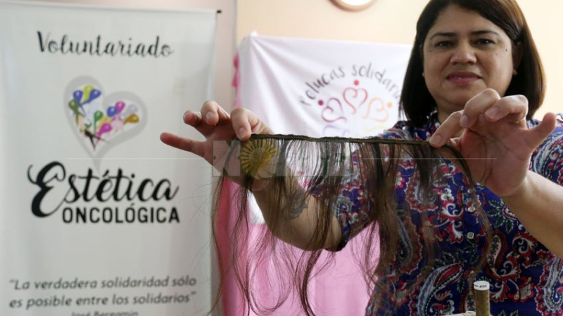Aprendieron a hacer pelucas para pacientes en tratamiento oncológico