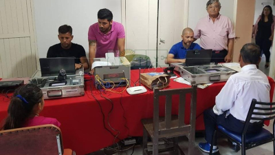 Entregan los DNI tramitados a aquellos que deben votar en Colonia Benítez