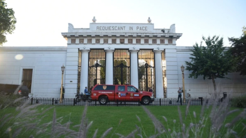 Estalló un artefacto explosivo en el cementerio de Recoleta