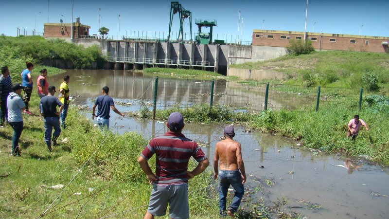 Un menor se ahogó cuando jugaba en el canal de la avenida Soberanía