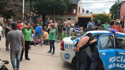 Le robó un celular a un niño, huyó en contramano y chocó contra otra moto
