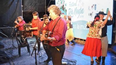 El Festival del Río Negro comenzó con jazz y chamamé, y cierra esta noche con rock