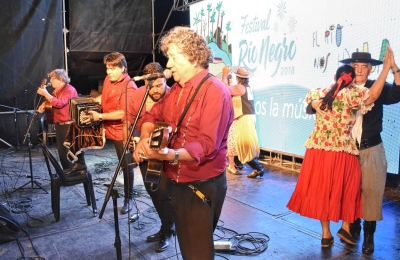 El Festival del Río Negro comenzó con jazz y chamamé, y cierra esta noche con rock