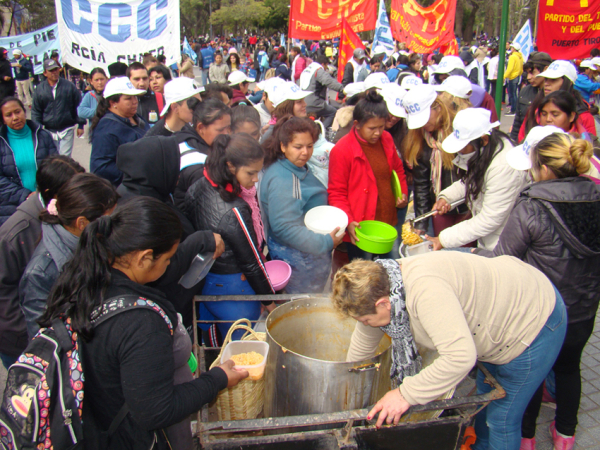 Movimientos sociales realizan olla popular en el centro de Resistencia. 02-08-18. Fabián Maldonado.