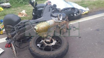 Camioneta choca de frente a dos motociclistas: hay 3 muertos y cuatro heridos