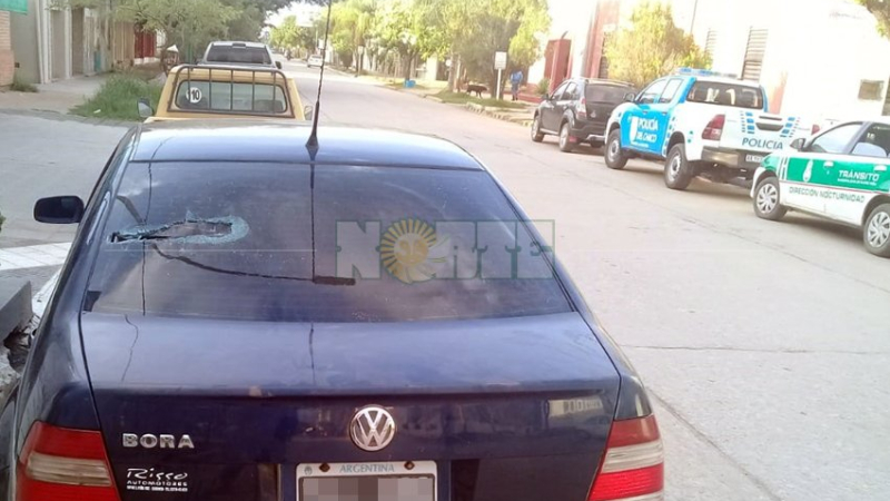 Joven armado agredió policías y atacó vehículo de Tránsito