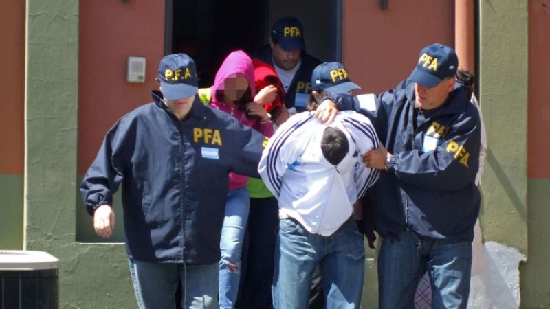 El Gobierno endurece la política migratoria para expulsar a los extranjeros que cometieron delitos