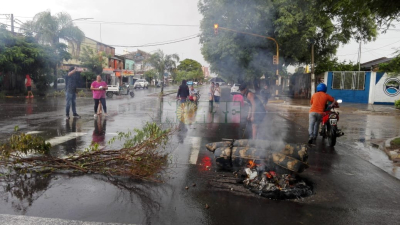 Vecinos cortan calles y reclaman asistencia
