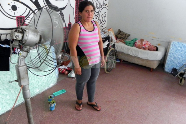 El drama de las familias evacuadas en el centro comunitario Los Cisnes y la Escuela 712