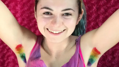 Axilas unicornio: la moda de dejarse crecer los pelos y teñirlos de colores