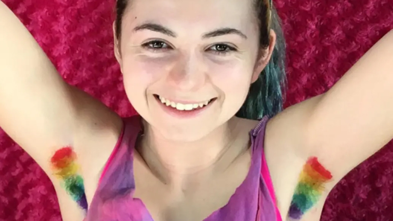 Axilas unicornio: la moda de dejarse crecer los pelos y teñirlos de colores