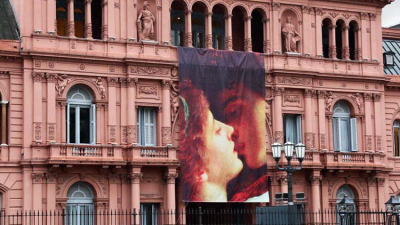 La Casa Rosada amaneció con un banner de Romeo y Julieta