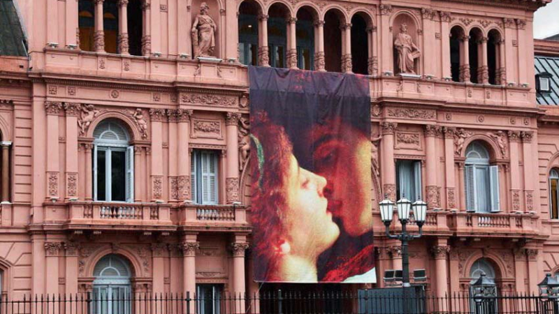 La Casa Rosada amaneció con un banner de Romeo y Julieta
