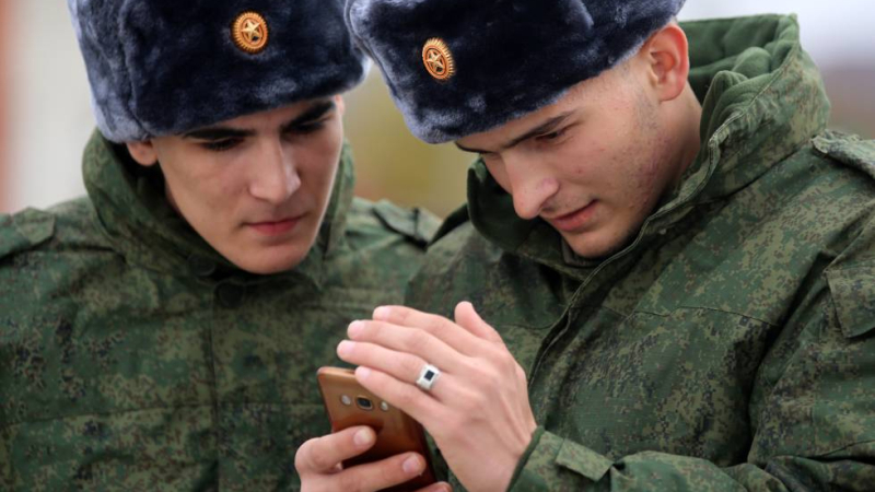 Rusia prohíbe a sus soldados usar teléfonos inteligentes y redes sociales