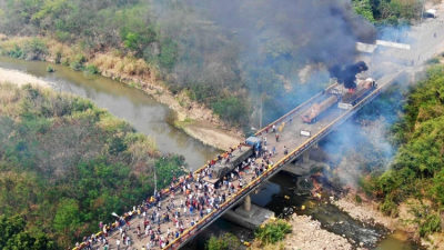 Cinco muertos en las fronteras de Venezuela y más de 30 camiones con ayuda humanitaria retenidos