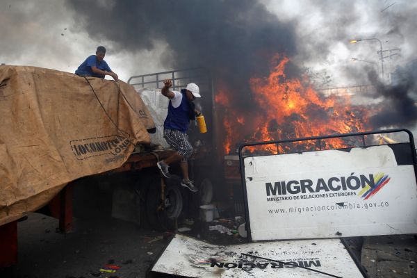 Cinco muertos en las fronteras de Venezuela y más de 30 camiones con ayuda humanitaria retenidos