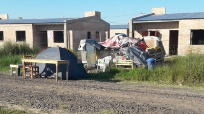 Viven en taperas frente a las casas de las que fueron desalojados