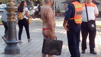 San Juan: Salió a pasear en tanga en protesta contra las travestis